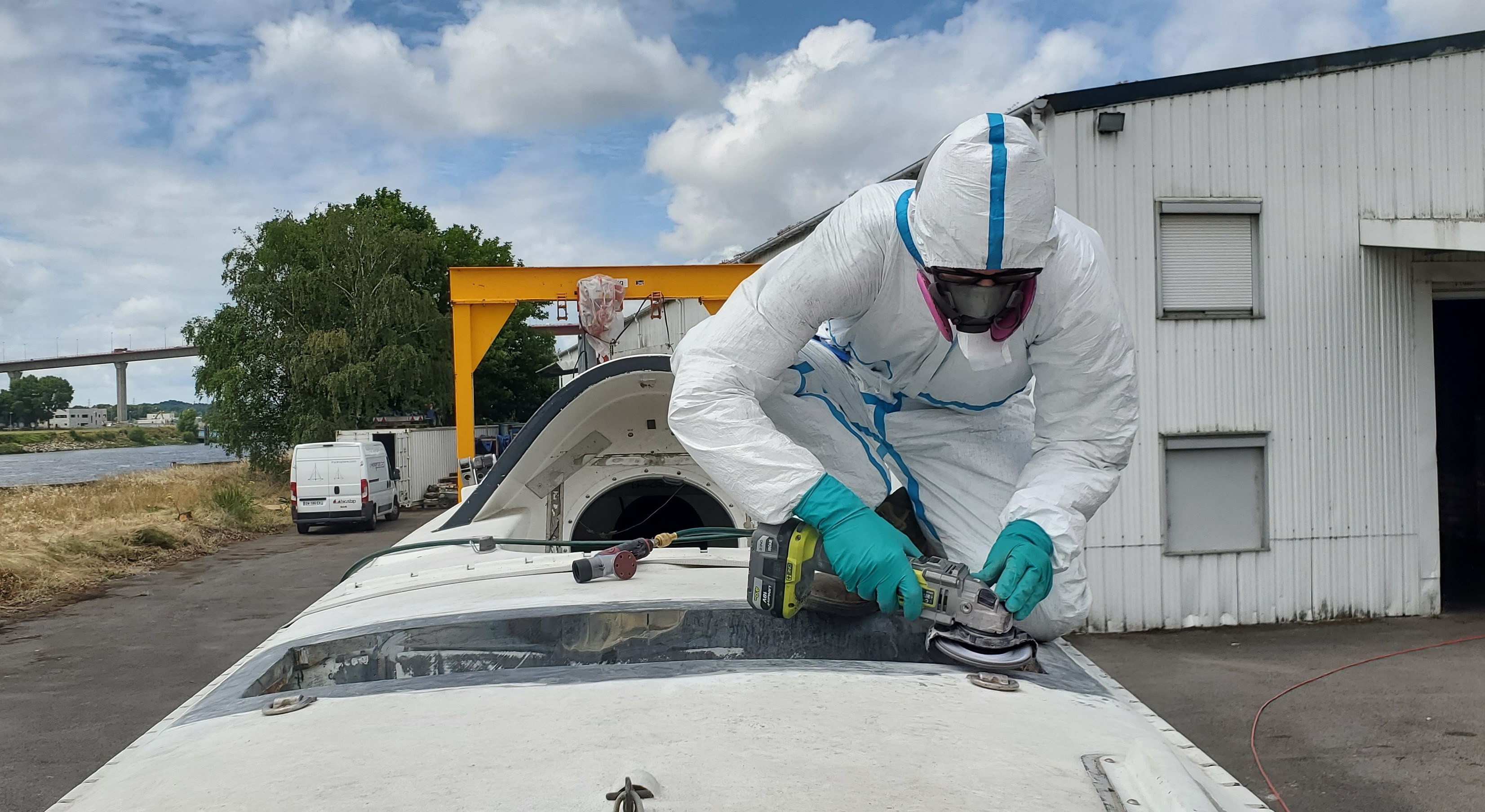 Préparation du regreffage de la barre d'écoute de L'Hydroptère | L'Hydroptère's main track refit